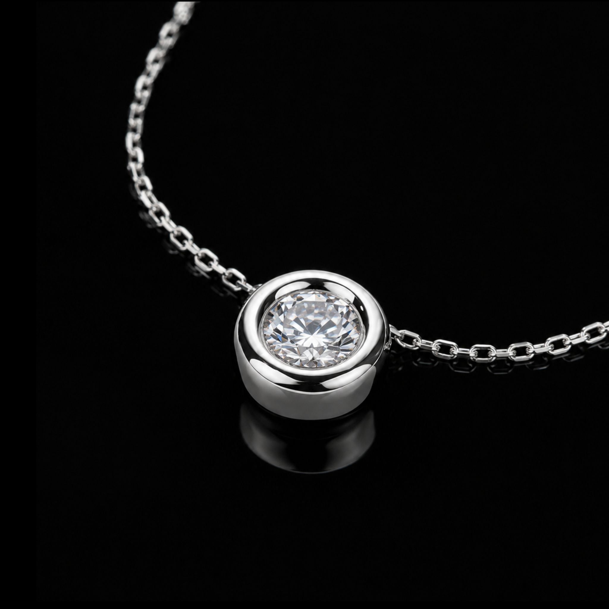 ÉCLATINE Classic Bezel Round Necklace