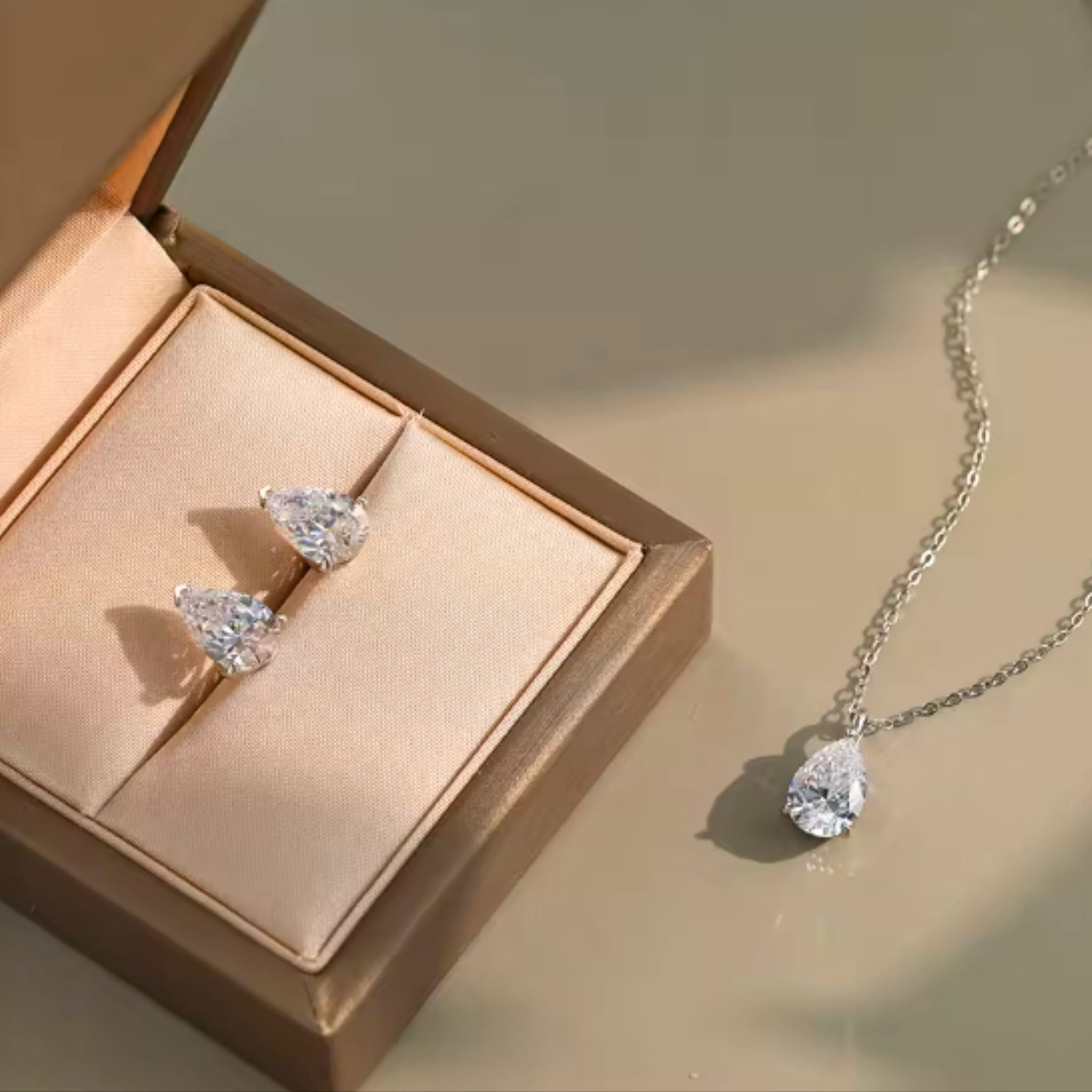 ÉCLATINE Classic Pear Cut Necklace | 5.5 x8 mm (approx. 1.0ct)